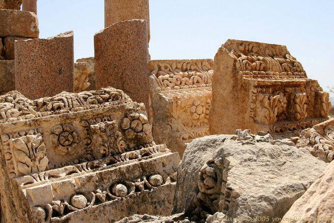 Architravi di marmo rosa e affollato, Jerash - Giordania