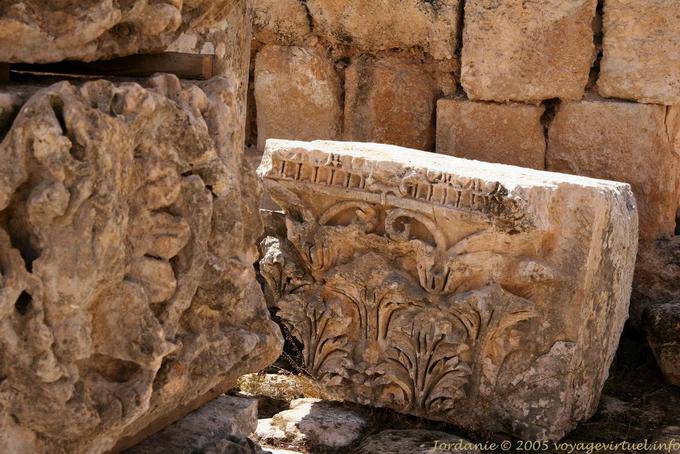 Decorazione Finesse, frammento architrave, Jerash - Giordania
