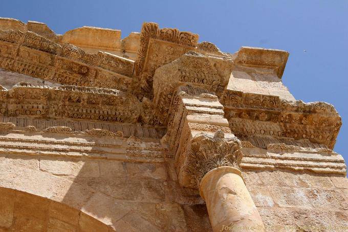 Decorazione pedimental, Arco di Adriano, Jerash - Giordania