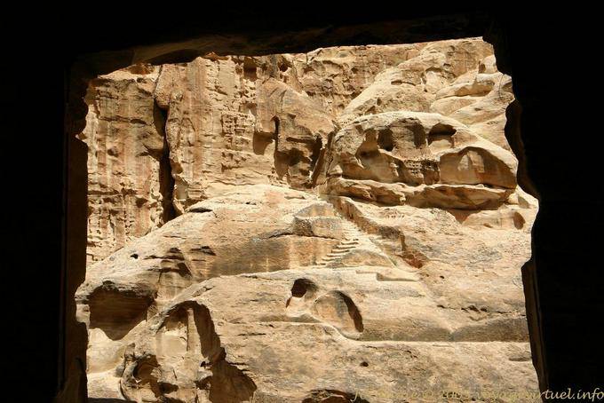 Scale scolpito nella roccia che conduce a un luogo elevato, Al Beidha, Little Petra - Giordania