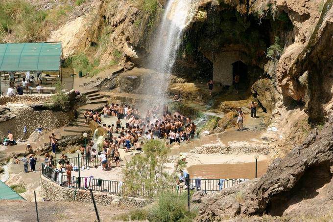 Doccia collettiva sotto la cascata, acqua calda Hammamat Ma'In - Giordania
