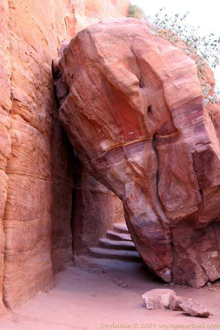 Passaggio delle scale sotto una roccia caduta, Petra Deir - Giordania