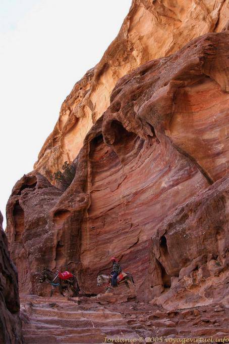 Riders in ripida discesa, Petra Deir - Giordania