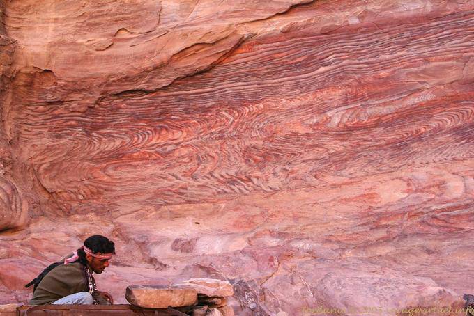 Man on arrampicata su roccia in Deir - Petra - Giordania
