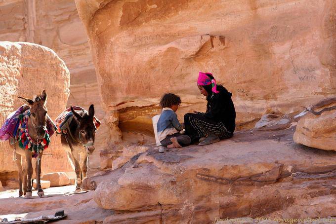 Beduini, i loro figli e le loro asini ammontano Deir - Petra - Giordania