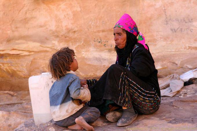 Discussione tra indigeni in aumento a 800 passi di Deir - Petra - Giordania