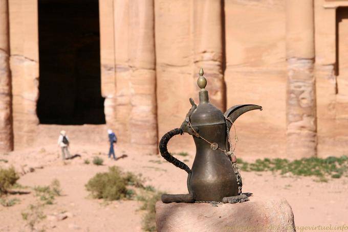 Simbolo del Giordano davanti al Deir, Petra - Giordania