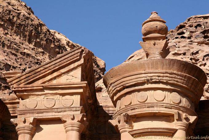 Concentrarsi sulla parte superiore della facciata, Al Deir, Petra - Giordania