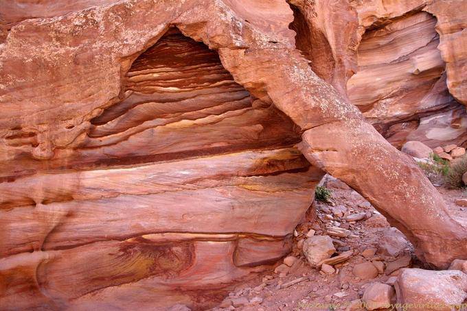 Cliff disintegrazione roccia, percorso Petra Deir - Giordania