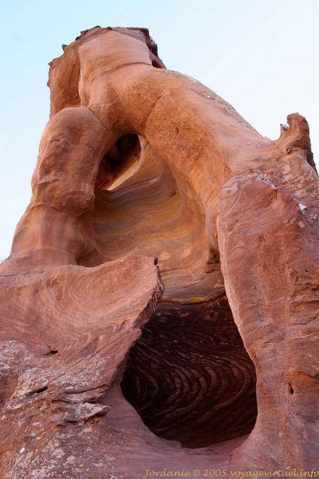 Formazione geologica dietro il monastero di Deir, Petra - Giordania