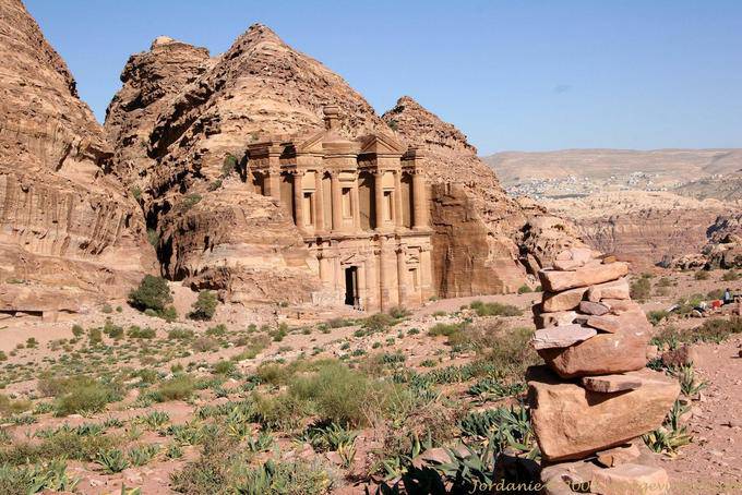 Al Deir, intarsiato in montagna - Petra - Giordania