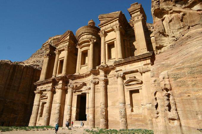 La facciata di Deir, alta 42 metri (il monastero) - Petra - Giordania
