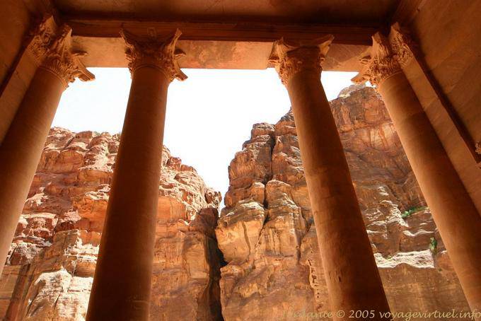 Colonnati El-Khazneh (il Tesoro) vista da dentro, Petra - Giordania