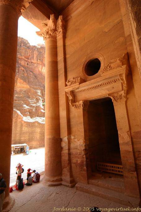 Porta di una delle tre piccole stanze, Petra Khazneh - Giordania