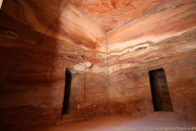 All'interno della sala principale del Khazneh, Petra - Giordania