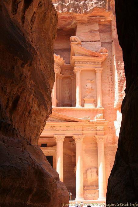 Colonne di scoperte Khazneh dal Siq, Petra - Giordania