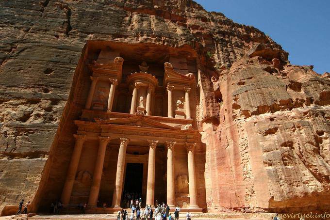 Veduta della facciata del Khazneh (al-Khazneh Firaun), Petra - Giordania