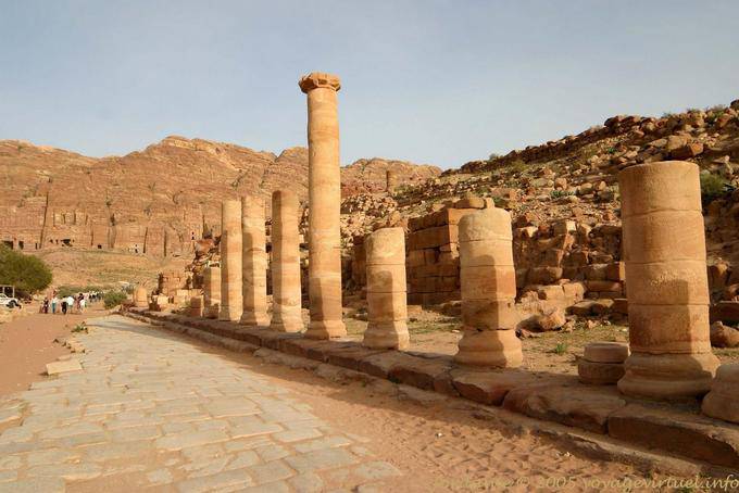 Il grande colonnato, arteria centrale della città, Petra Lower City - Giordania