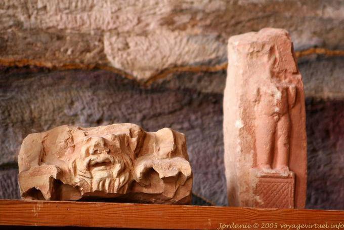 Sculture Nabatei esposte al Museo di Petra Lower City - Giordania
