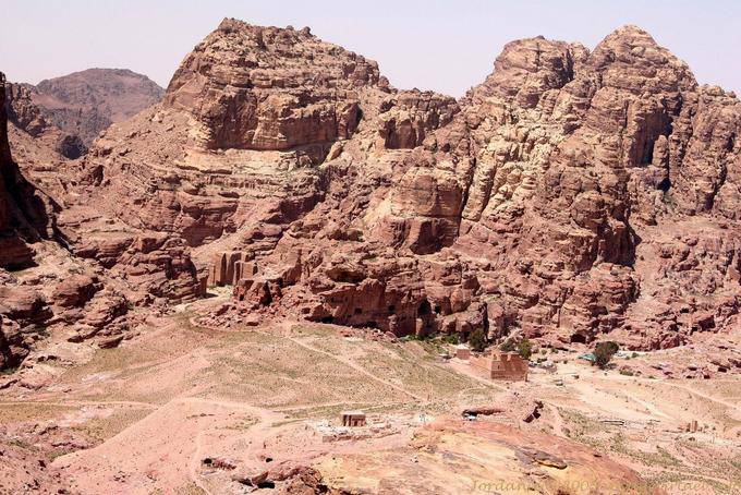 Vista sulle montagne e il Qasr El Bint il top di Jabal Madhbah, Petra - Giordania