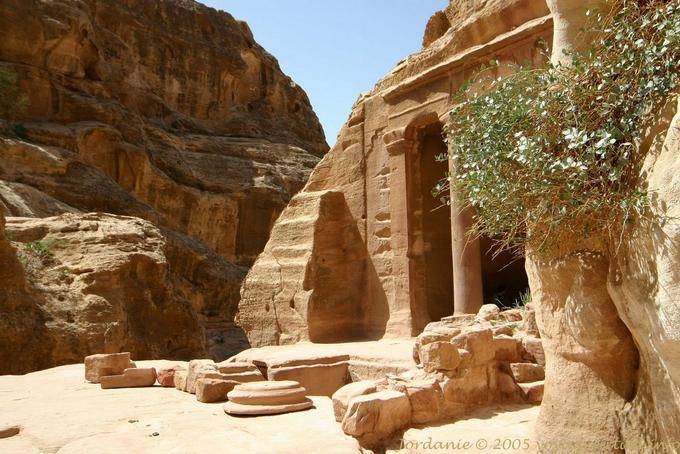 Il giardino Triclinium sulla strada giù per la montagna, Petra Zib Attuf - Giordania
