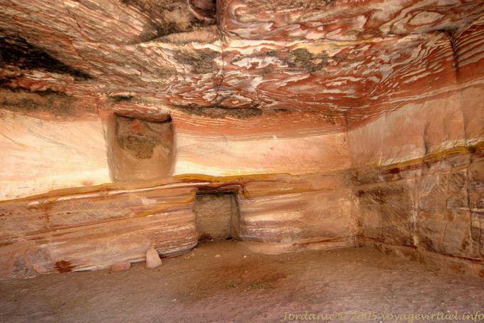 Soffitto colorato di una stanza Triclinio, Wadi Al-Farasa, Petra - Giordania