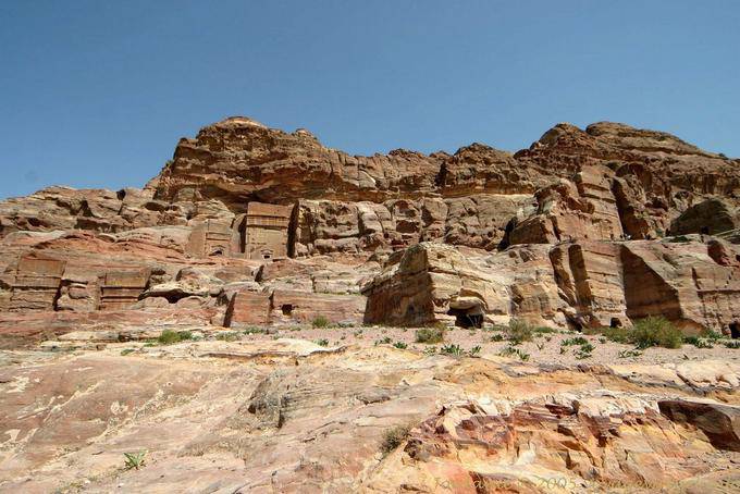 Dalla tomba a tomba sulla scogliera di High Place, Petra - Giordania
