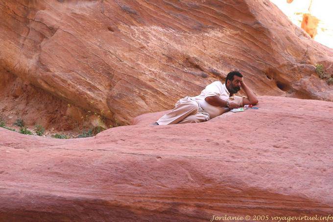 L'uomo seduto in Wadi El Farasah, Petra - Giordania