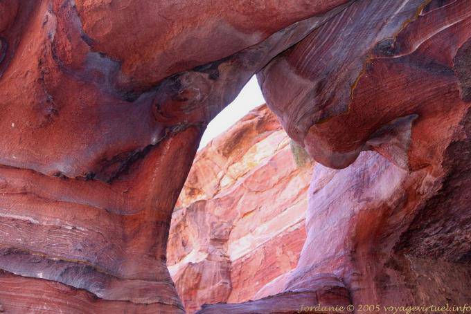 Passage scolpita dall'erosione in Wadi Al-Farasa, Petra - Giordania