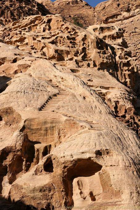 Scala vertiginosa, scolpito nella pietra, che porta a un gruppo di tombe, Jebel al-Madhbah, Petra - Giordania