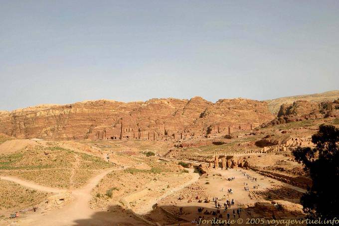 Vista della città bassa e la Tombe Reali lasciando Wadi Al-Farasa, Petra - Giordania