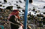 Jordan pensieroso bordo dell'acqua, Aqaba, Giordania.