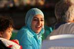Ridere giovane donna al tramonto, Aqaba, Giordania.