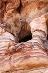 Hole in rosa e arenaria gialla, Petra Lower City, Giordania.