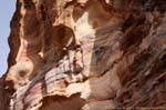 Strata ed erosione nella roccia, Petra Lower City, Giordania.