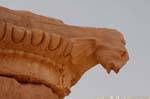 Colonna di dettaglio con decorazione a forma di teste di animali, Petra Lower City, Giordania.