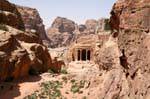 Il tempio del Giardino e la valle di Wadi Al-Farasa, Petra, Giordania.