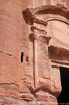 Portico dettaglio di una tomba, Wadi Al-Farasa, Petra, Giordania.