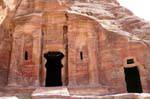 Tomba con un timpano rotto, Wadi Al-Farasa, Petra, Giordania.