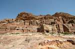 Dalla tomba a tomba sulla scogliera di High Place, Petra, Giordania.