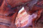 Passage scolpita dall'erosione in Wadi Al-Farasa, Petra, Giordania.