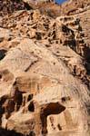 Scala vertiginosa, scolpito nella pietra, che porta a un gruppo di tombe, Jebel al-Madhbah, Petra, Giordania.