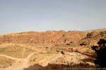 Vista della città bassa e la Tombe Reali lasciando Wadi Al-Farasa, Petra, Giordania.