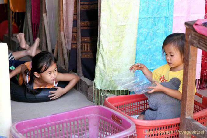 Bambini che giocano con non molto Ban Xanhai, Laos