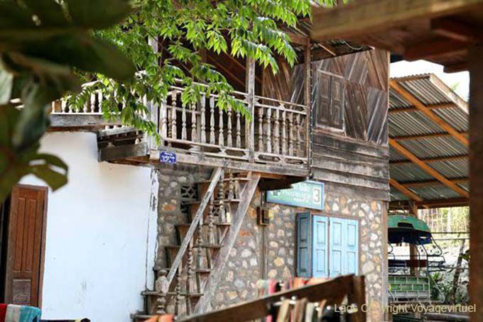 Architettura combinando pietra e legno, Ban Xanhai, Laos