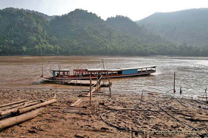 Pontoon posto barca sul Mekong Ban Xanhai, Laos
