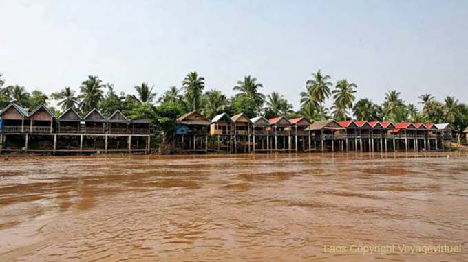 Palafitte sulle rive del Mekong, Det Isola, Laos