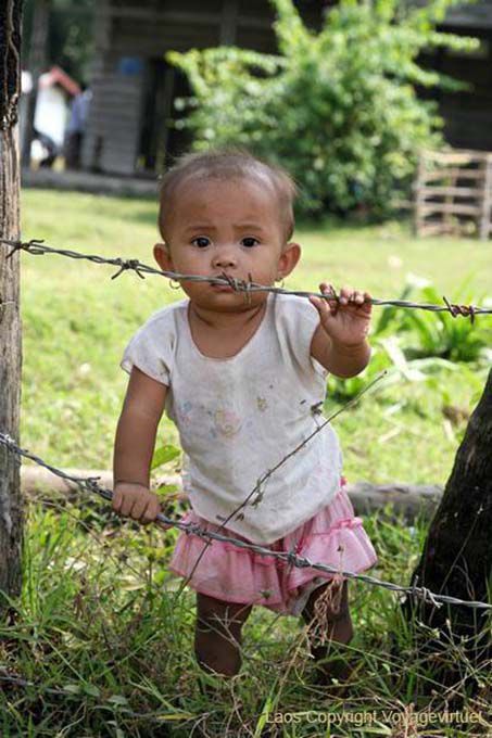 Bambino con filo spinato, Khone Island, Laos