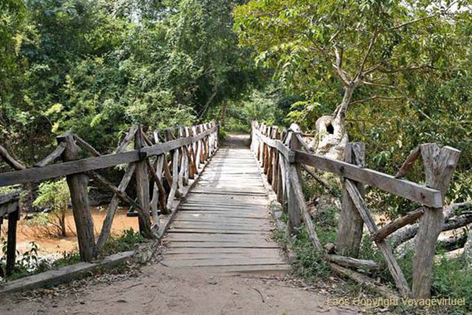 Ponte di legno sul sentiero di Li Phi cade, Khone Island, Laos