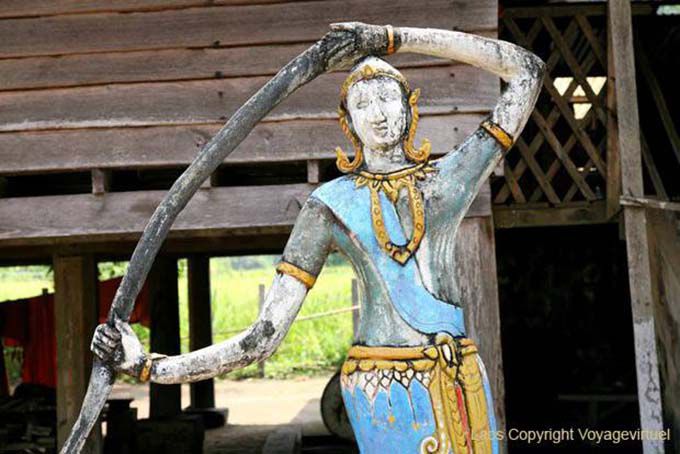 Statua lignea a Wat Khon Tai, Khone Island, Laos